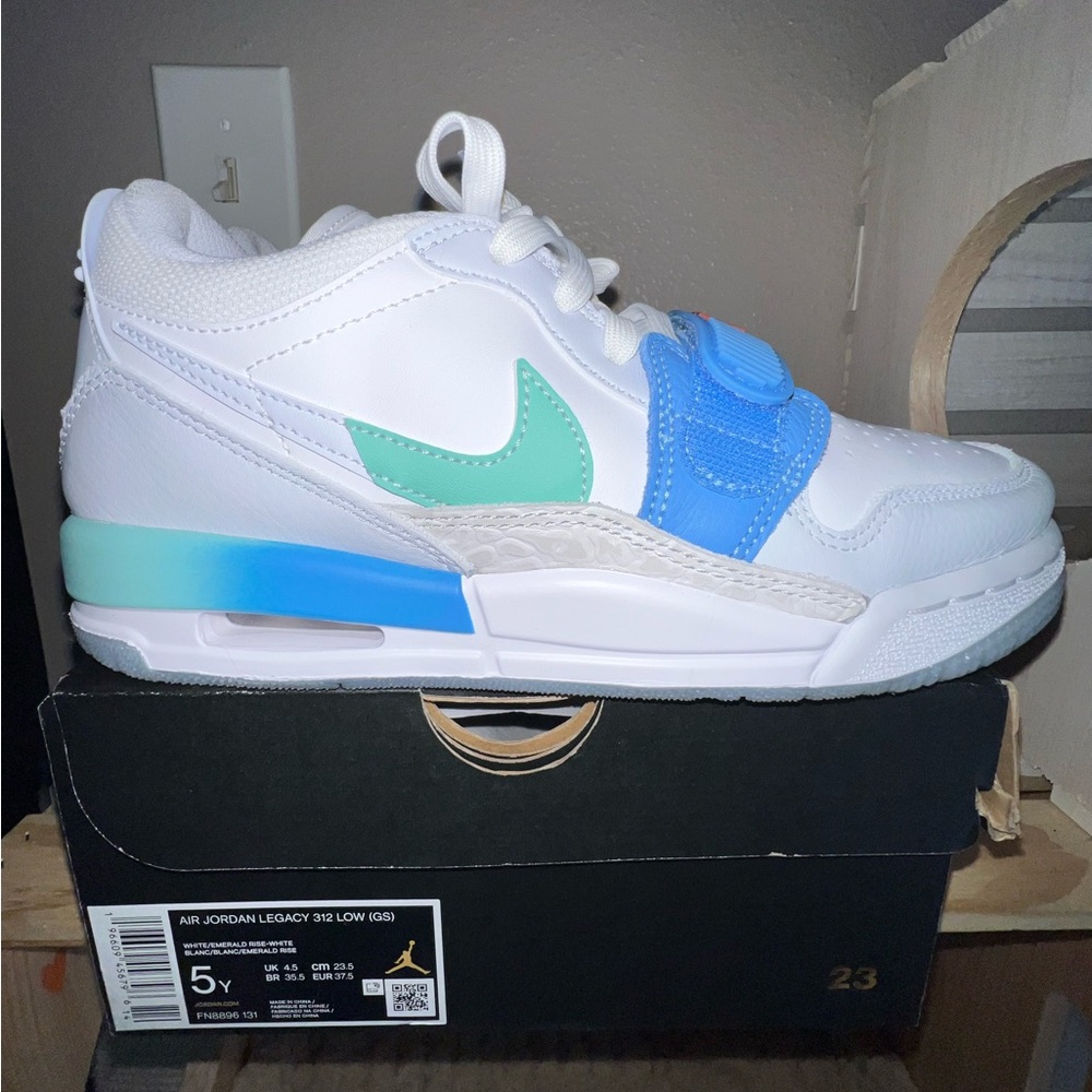 AIR JORDAN LEGACY 312 Basketball 🏀 Big Kids Size 5Y